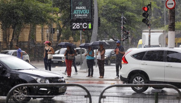 Frente fria derruba as temperaturas em  São Paulo e em mais sete estados