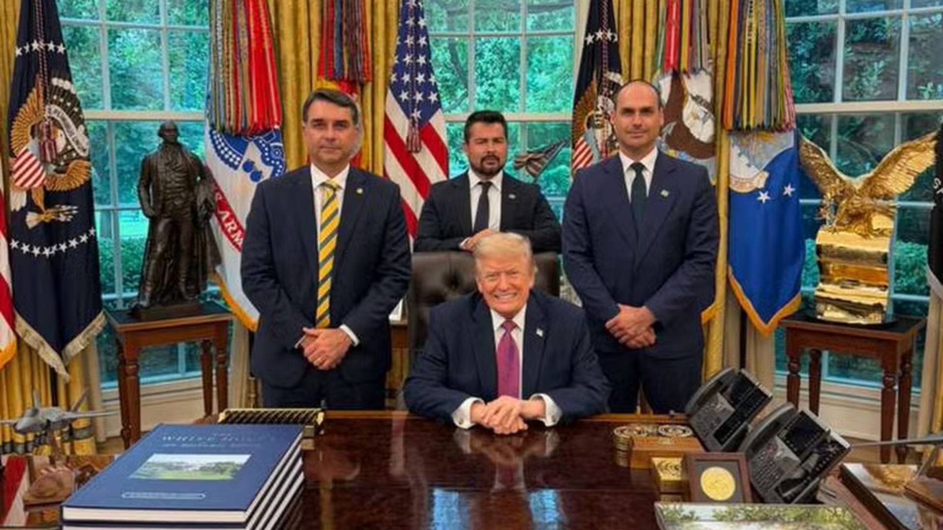 Flávio diz que primeira pergunta de Trump foi sobre condições de Bolsonaro na prisão