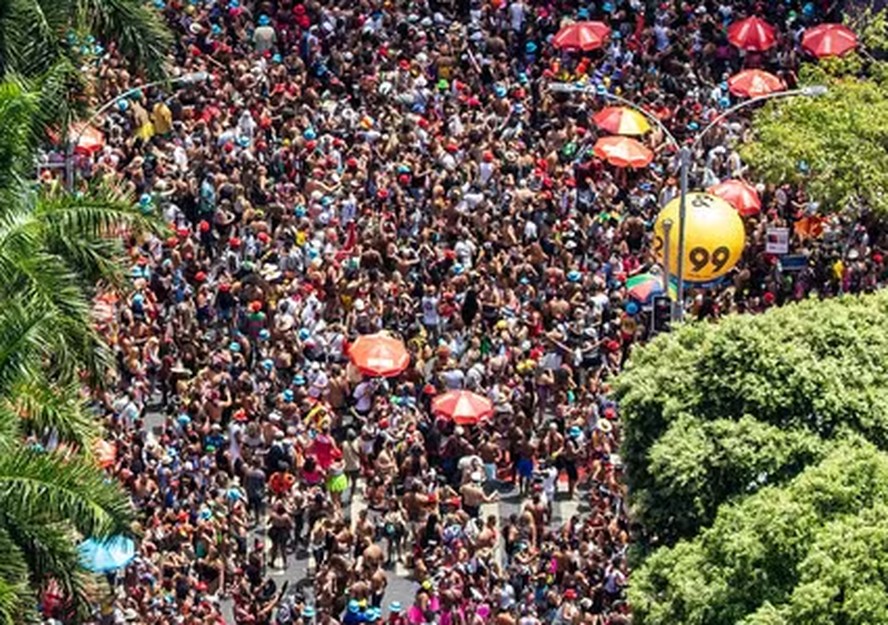 Rio de Janeiro celebra 460 anos em meio ao Carnaval; foliões arrastam ...