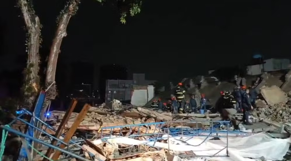 Prédio em construção desaba sobre casa deixando ao menos dois mortos na Zona Leste de São Paulo