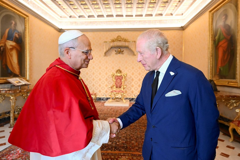Papa Leão XIV e rei Charles III se encontram no Vaticano. — Foto: Divulgação/Vaticano