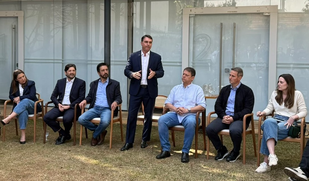 Flávio Bolsonaro diz não compreender vantagem de adversários entre eleitoras em pesquisas - QTU Questões do Universo
