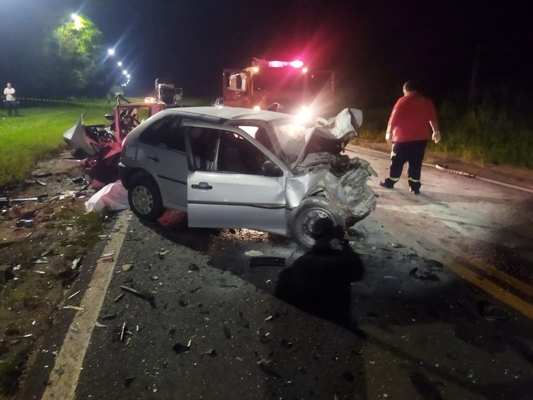 Quatro pessoas morrem após carros baterem de frente na PR-463, no Paraná