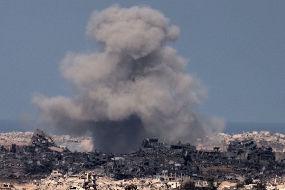 Bombardeios por Israel na Cidade de Gaza. — Foto: MENAHEM KAHANA / AFP