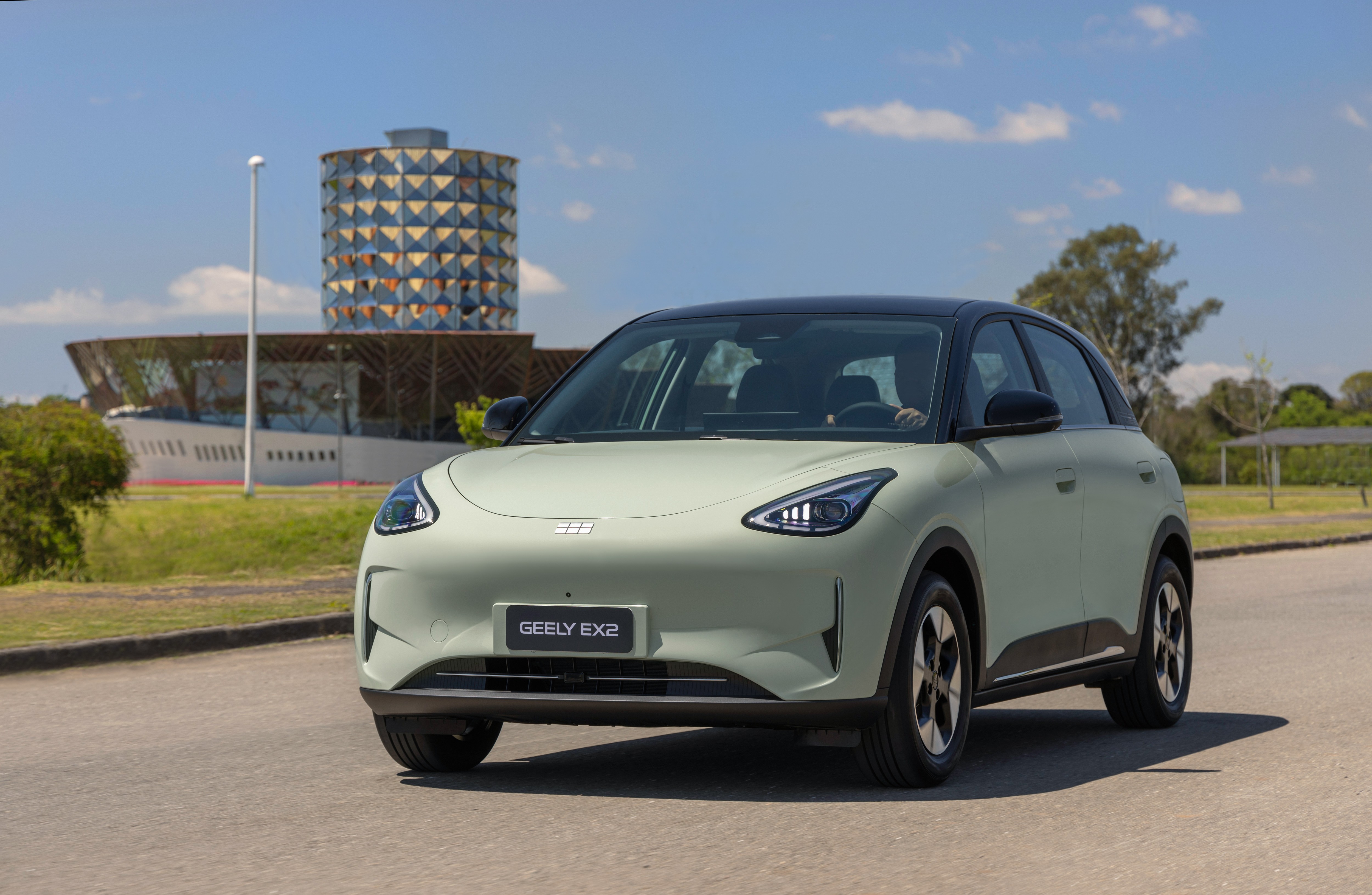 Hatch elétrico Geely EX2 será fabricado no Brasil ainda em 2026