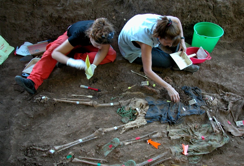 vala-perus-arqueologos-02 Autora de 'Caderno de Ossos' revela motivação por trás de narrativa sobre vala de Perus em São Paulo