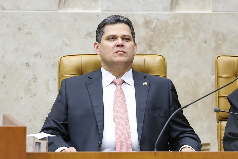 Empresários se reúnem com Alcolumbre e pedem que fim da 6x1 fique para depois das eleições