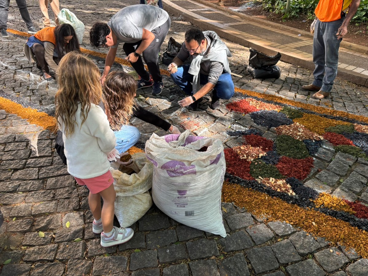 Corpus Christi reúne mais de mil voluntários na montagem de tapetes em Belo Horizonte