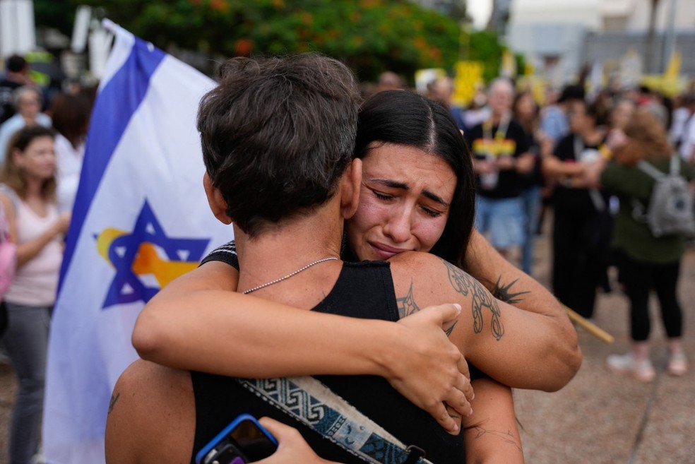 Israelenses comemoram acordo de cessar-fogo para o fim da guerra em Gaza. — Foto: MAYA LEVIN / AFP