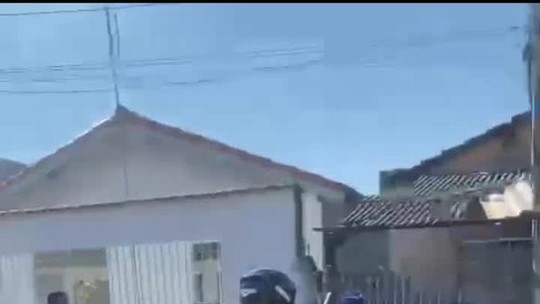 VÍDEO: Casa é depredada após briga entre moradora e motoboy, em Mogi Mirim (SP)