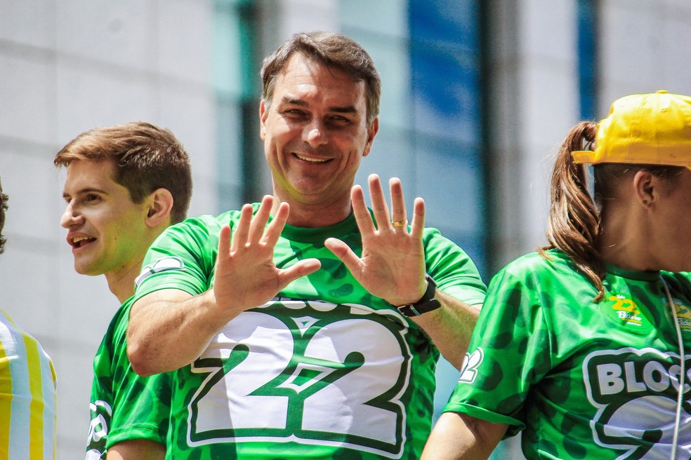 O candidato à Presidência da República, Flávio Bolsonaro, participa de ato político com apoiadores na Avenida Paulista, na região central de São Paulo (SP) — Foto: Luiz Rodrigues/AtoPress/Agência O Globo