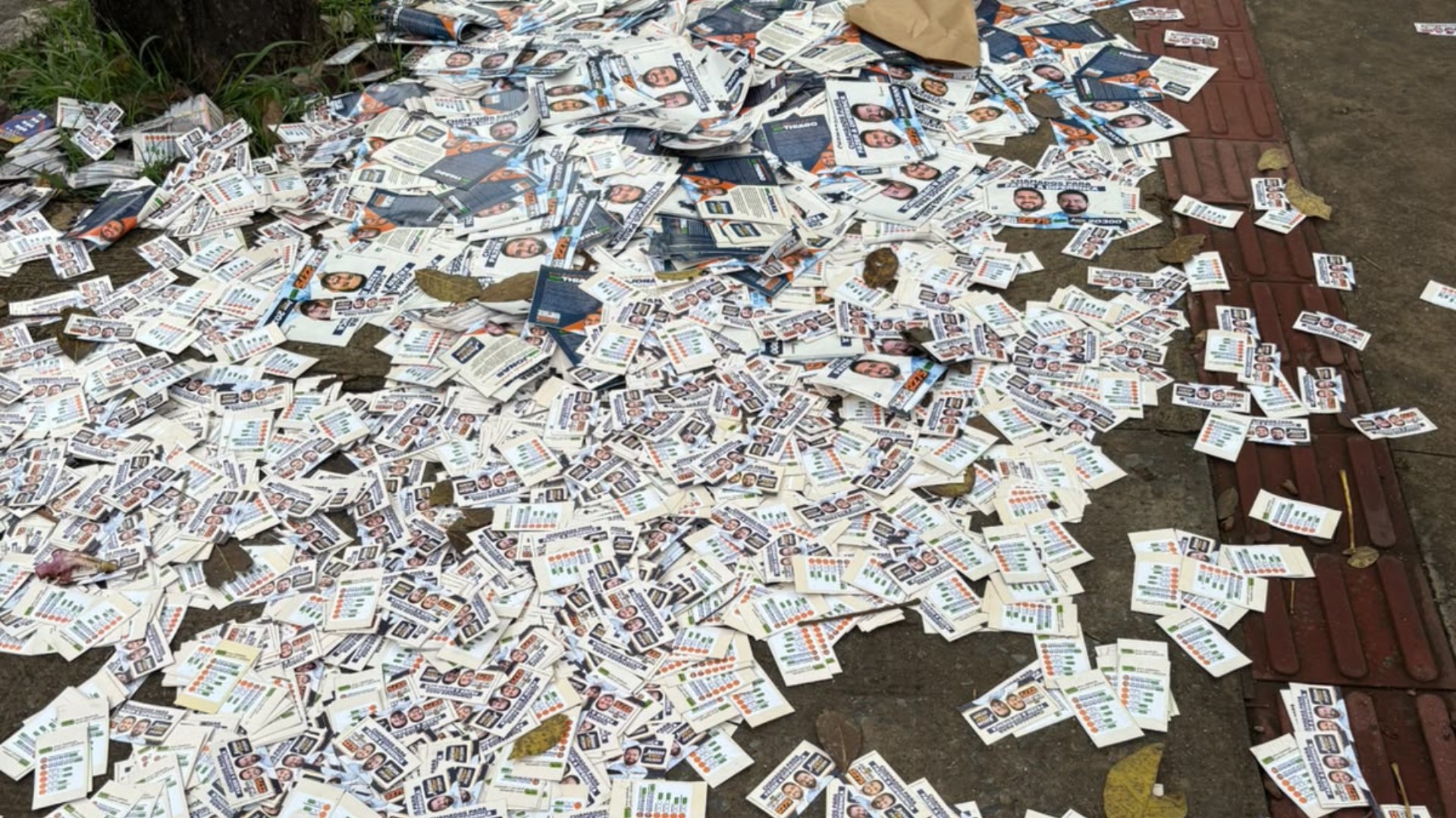 Eleitora cai após escorregar em santinhos espalhados perto de local de votação em BH