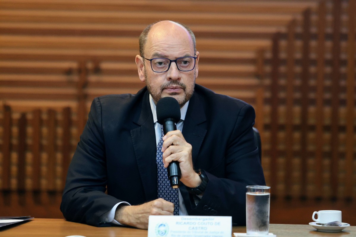 Governador em exercício, Ricardo Couto extingue 1.050 cargos comissionados vagos do Rio