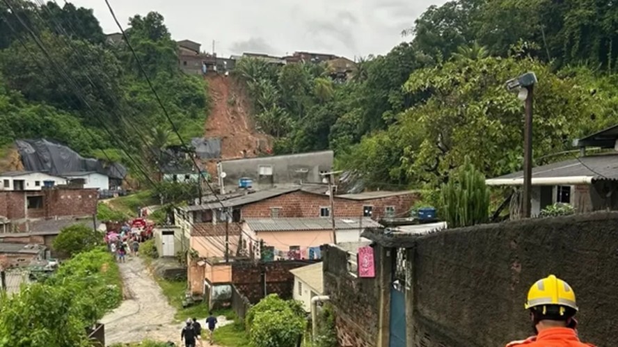 Deslizamento de terra causado por fortes chuvas em Pernambuco