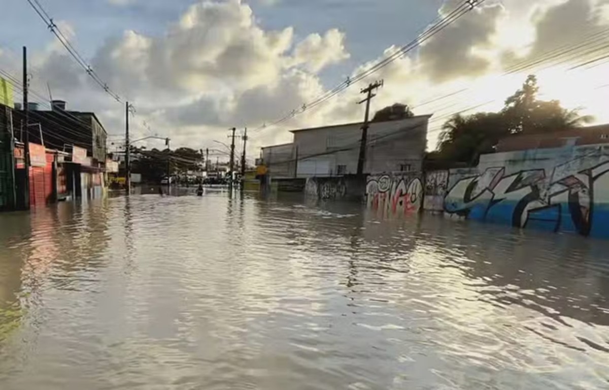 Chuvas intensas suspendem aulas e causam desabamento em Pernambuco