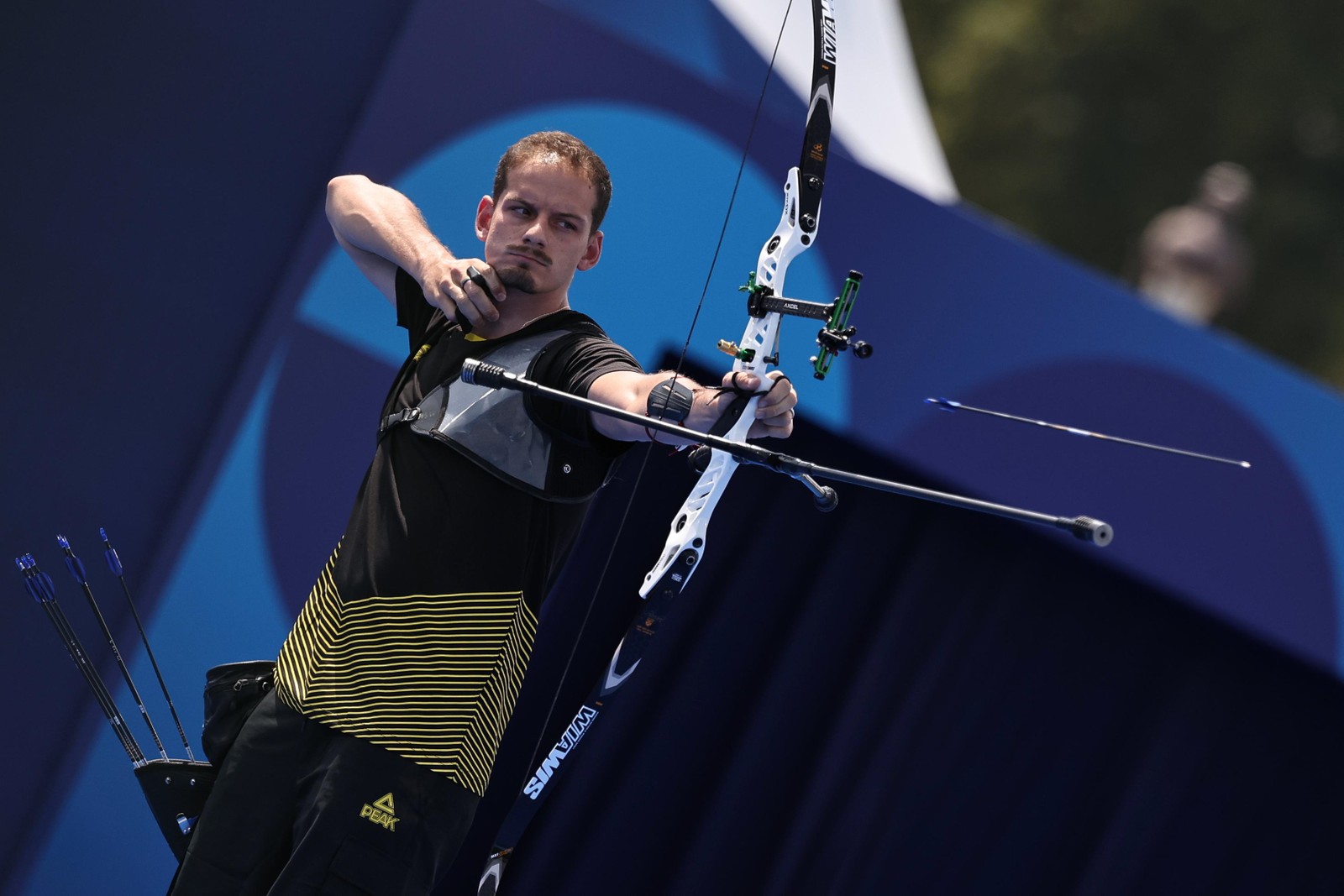 Atleta Marcus D'Almeida no tiro ao alvo masculino nas Olimpíadas de Paris — Foto: Miriam Jeske/COB