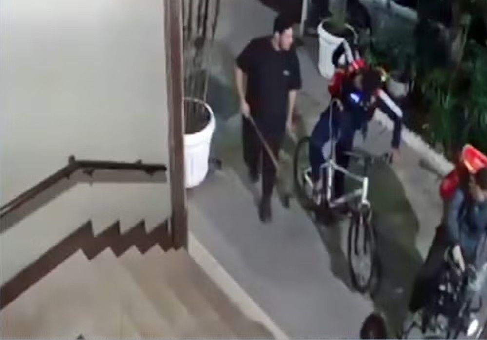 Novos vídeos mostram ciclista saindo de casa com bicicleta da irmã; ele foi linchado em Copacabana após ser acusado injustamente de roubo; veja - QTU Questões do Universo