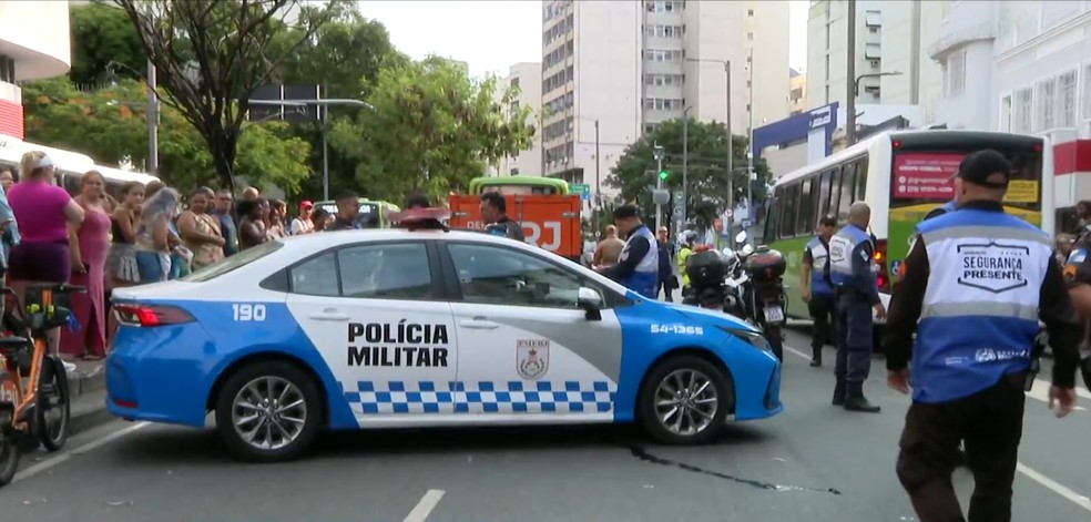 Mãe e filho morrem em acidente com bicicleta elétrica na Tijuca, Zona Norte do Rio. — Foto: Reprodução/TV Globo