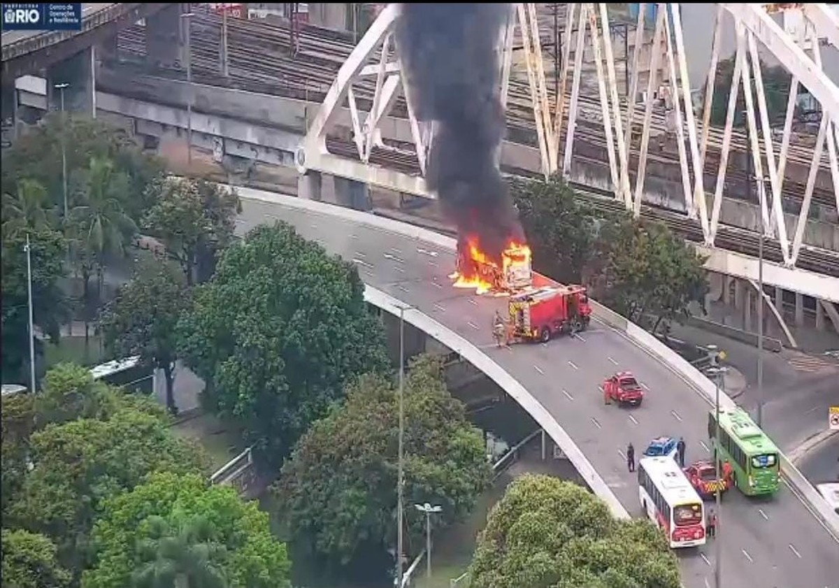 Ônibus pega fogo no Viaduto dos Marinheiros, no Centro do Rio