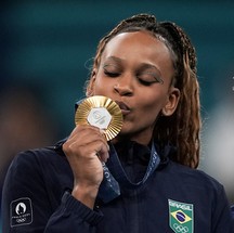 05.08.2024 - Jogos Olímpicos Paris 2024 - Ginástica artística - A ginasta brasileira Rebeca Andrade conquista a medalha de ouro na final de solo.  — Foto: Alexandre Loureiro/COB