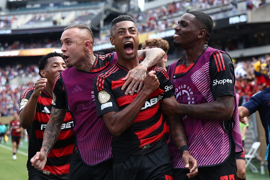 Jogadores do Flamengo comemoram vitória contra o Chelsea, que garantiu a classificação antecipada para as oitavas de final do Mundial de Clubes 2025.