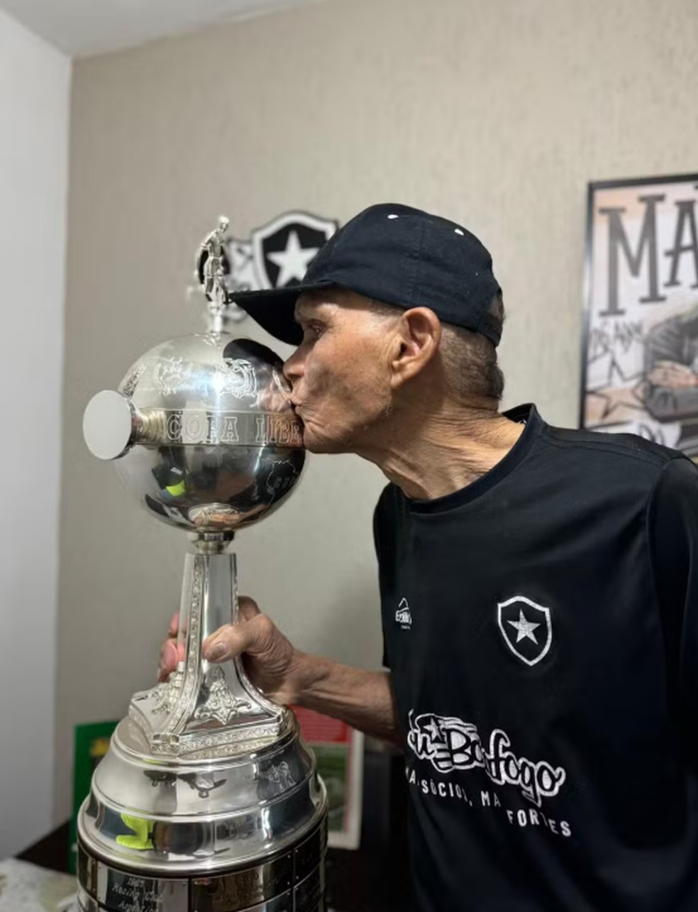 Manga com a taça da Libertadores. — Foto: Reprodução