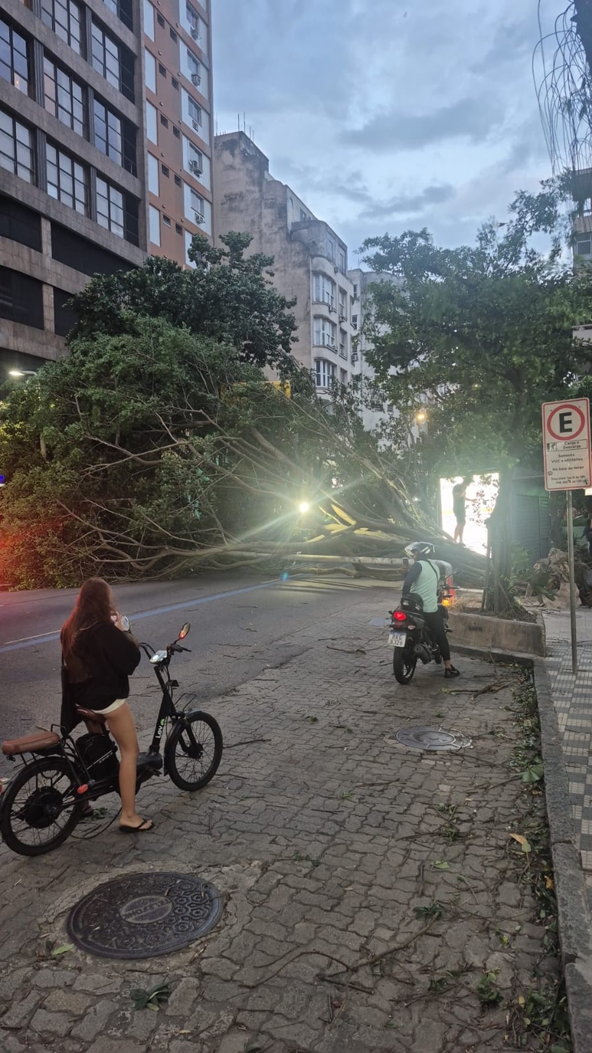 Ventania no Rio deixa ao menos dois mortos