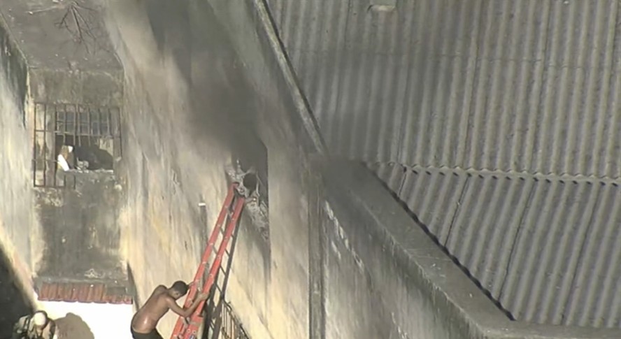 Incêndio atinge fábrica de fantasias de carnaval no Rio — Foto: Reprodução/TV Globo