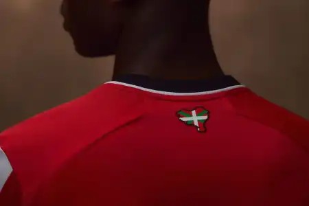Novo uniforme do Athletic Bilbao provoca disputa política na Espanha por mapa do País Basco; entenda
