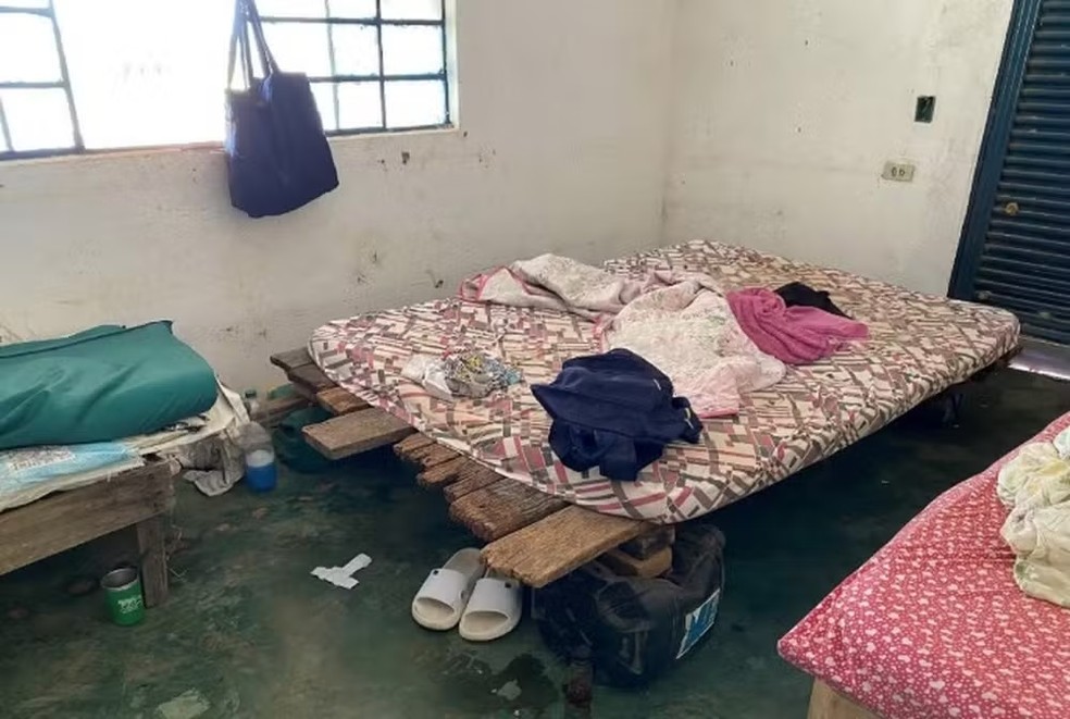 Local onde dormiam funcionários da Fazenda Talismã, do cantor Leonardo, em situação análoga à escravidão — Foto: Reprodução/MTE