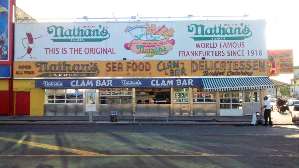 Restaurante Nathan's Famous, em Nova York, nos EUA. — Foto: Julio Calmon/CBN