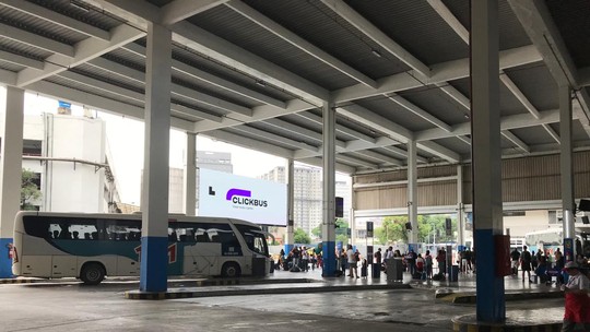 Movimento na rodoviária do Rio para feriado; passageiros relatam medo após sequestro de ônibus com reféns