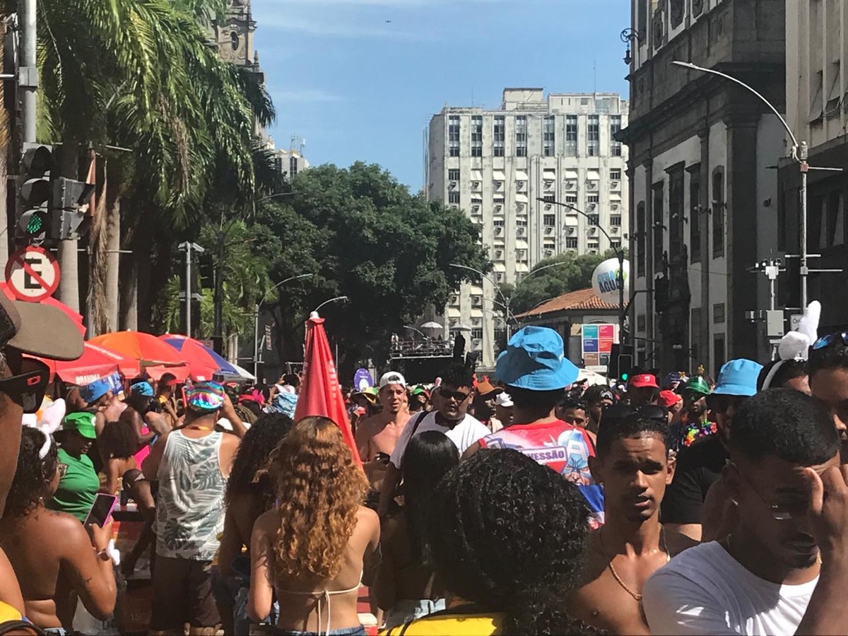 Ludmilla encerra bloco mais cedo no Rio; foliões passaram mal com o calor