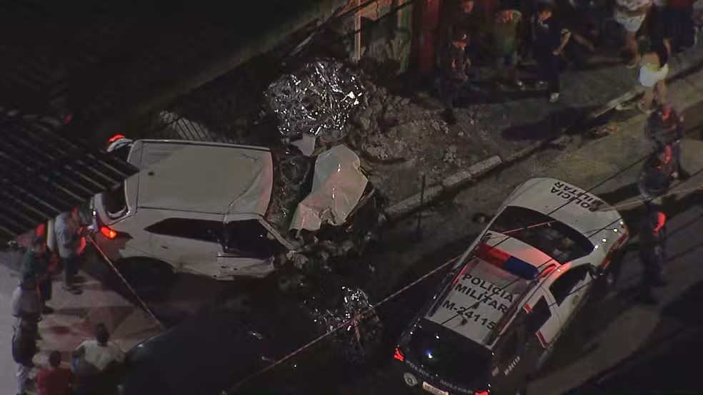 Duas crianças morrem após serem atropeladas por carro que colidiu contra muro em Diadema — Foto: Reprodução/TV Globo