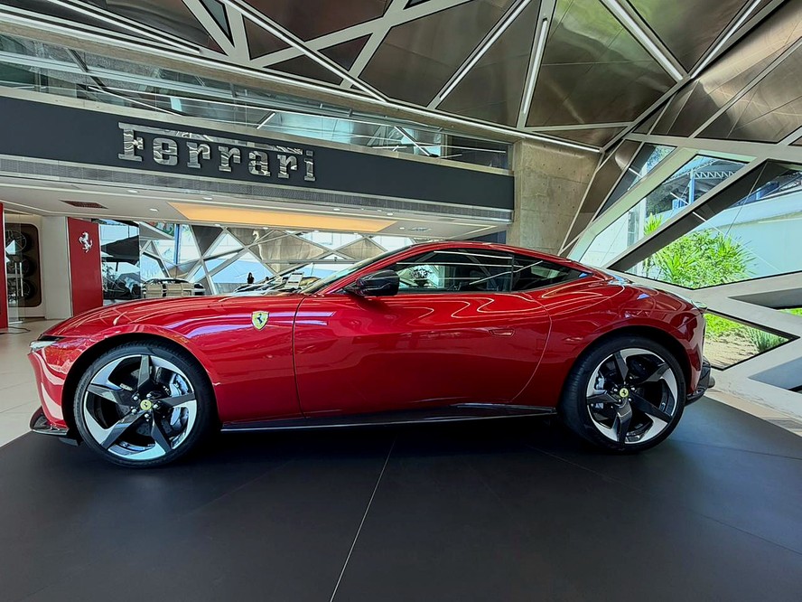 Ferrari traz ao Brasil a Amalfi, cupê de luxo que substitui a Roma