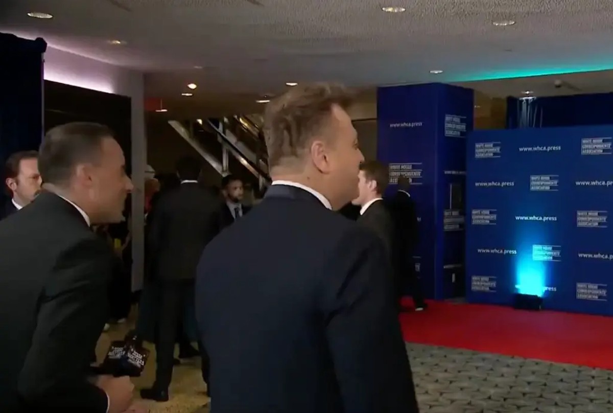 Apresentador de emissora próxima a Trump é flagrado criticando segurança em evento com tentativa de ataque