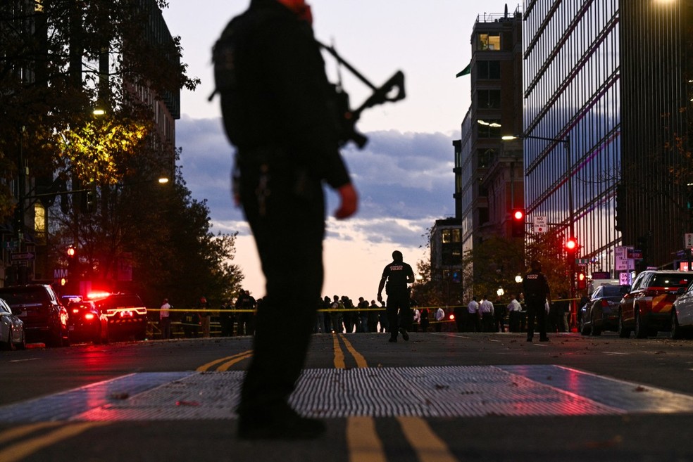 Policiais protegem área onde agentes da Guarda Nacional dos EUA foram baleados, próximo da Casa Branca. — Foto: BRENDAN SMIALOWSKI / AFP