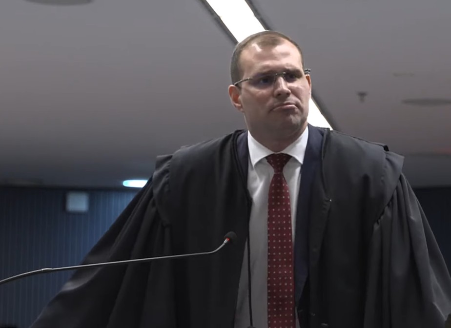 VÍDEO: Dino brinca com advogado de Paulo Sérgio Nogueira: 'não esqueça de  atender telefone, foi sua sogra'