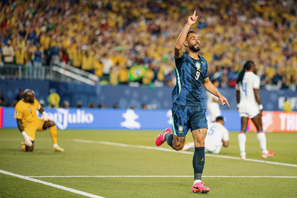 Matheus Cunha comemora gol pelo Brasil — Foto: Marcelo Machado de Melo/Fotoarena/Agência O Globo