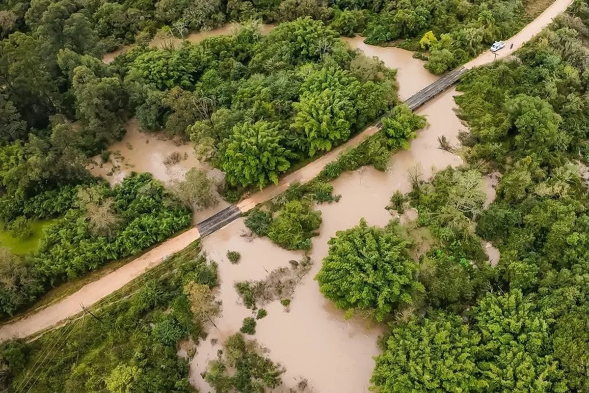 Chuvas e ventos deixam quase 18 mil sem luz no RS; dois municípios decretam emergência