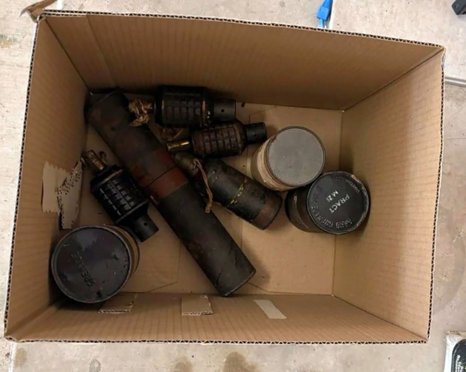 Homem descobre granadas da Segunda Guerra Mundial em caixa comprada em leilão de espólio - Foto