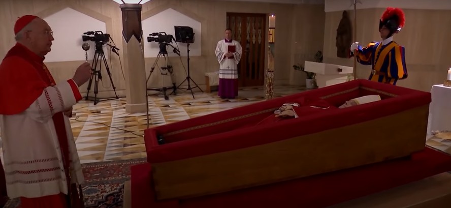 Papa Francisco em caixão para início dos ritos de funeral.