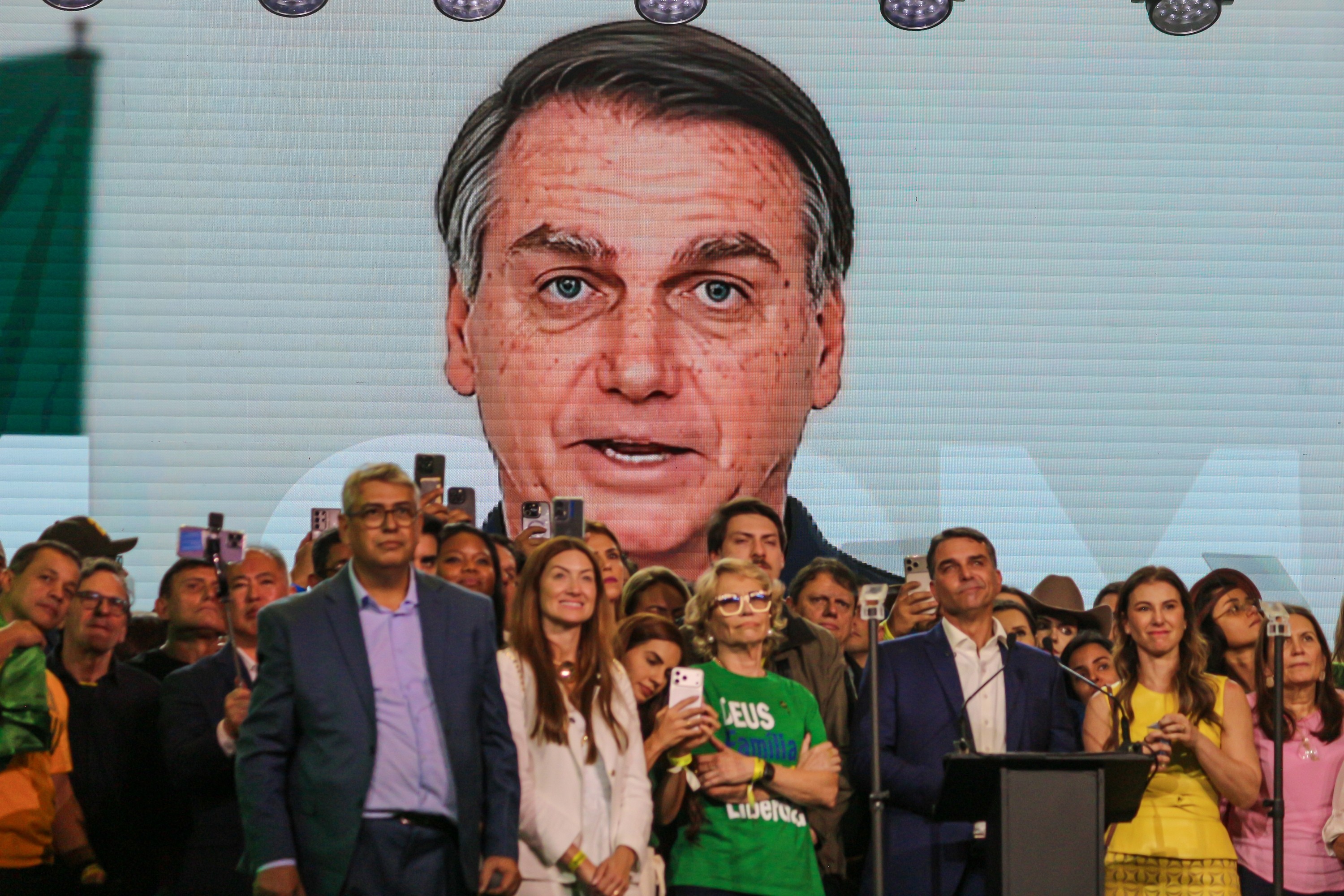 Moraes dá 48 horas para defesa informar se Bolsonaro autorizou vídeo com IA