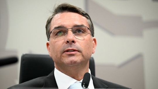 Flávio Bolsonaro se pronuncia sobre indiciamento do pai e irmão: 'Até quando Moraes continuará arrastando o Brasil para a desgraça?' Flávio Bolsonaro se pronuncia sobre indiciamento do pai e irmão: 'Até quando Moraes continuará arrastando o Brasil para a desgraça?'