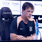 Fernando Diniz é apresentado no Corinthians e assume equipe em meio à crise