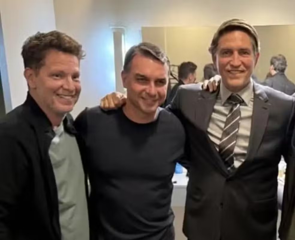 O deputado Mário Frias, o senador Flávio Bolsonaro e o ator Jim Caviezel, que interpreta o ex-presidente Jair Bolsonaro no filme 'Dark Horse' — Foto: Reprodução/Redes sociais