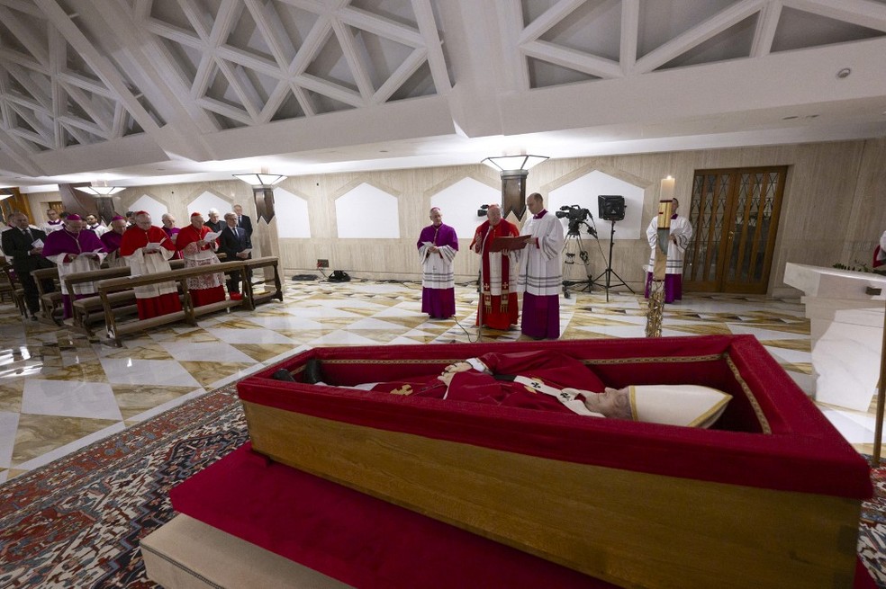 Corpo do papa Francisco em missa após sua morte. — Foto: Handout / VATICAN MEDIA / AFP