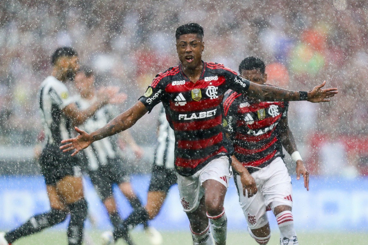 Flamengo vence Botafogo e conquista título da Supercopa