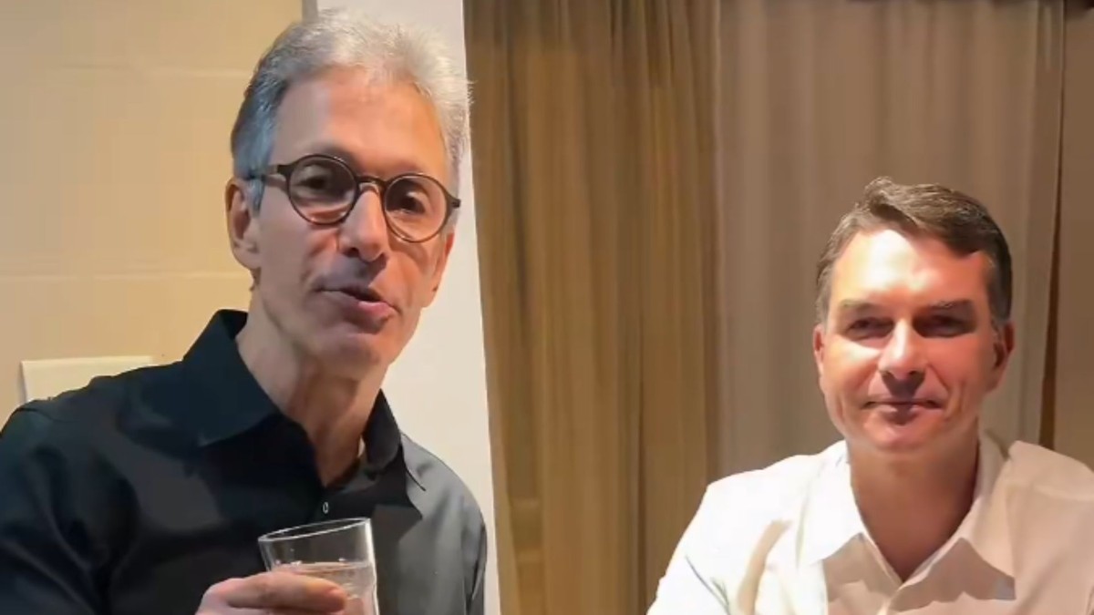 Em tom de brincadeira, Zema convida Flávio Bolsonaro para ser seu candidato a vice