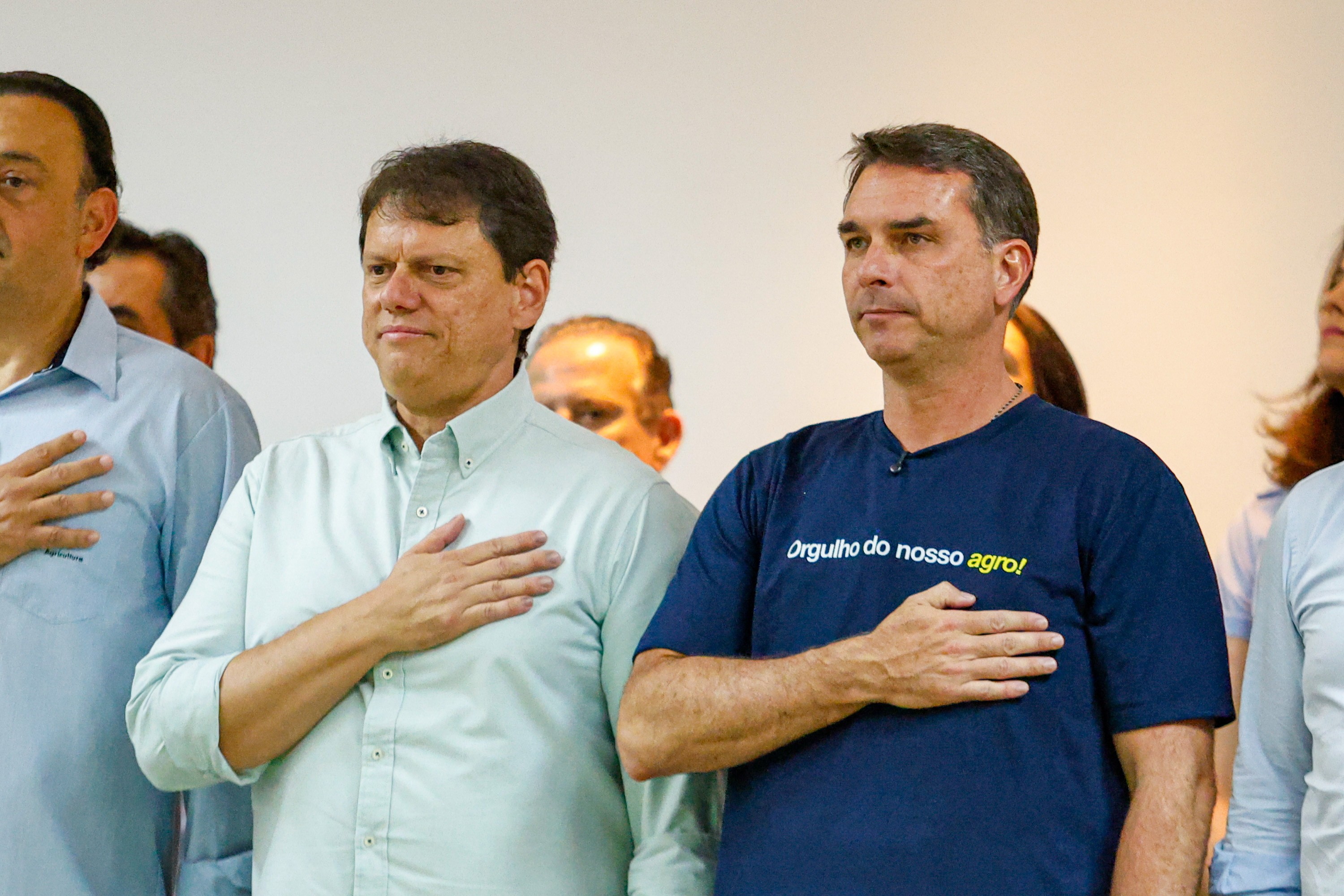 Tarcísio aconselha campanha de Flávio sobre falas que podem impactar eleitorado paulista - QTU Questões do Universo
